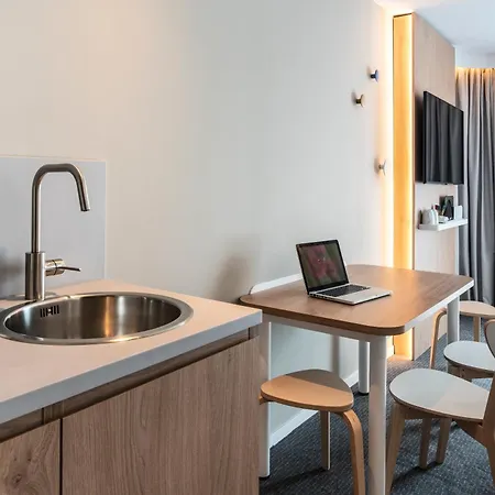 Express&suites - Rives De Vesle By Ihg Hotel