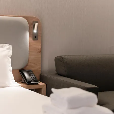 Hotel Express & - Rives De Vesle By Ihg