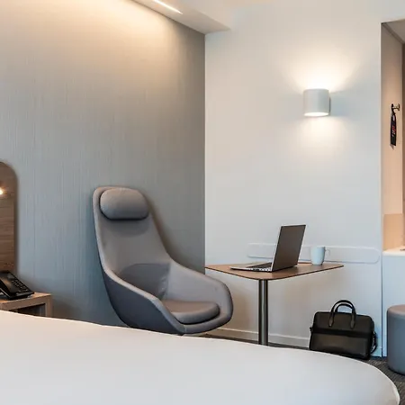 Hotel Express&suites - Rives De Vesle By Ihg