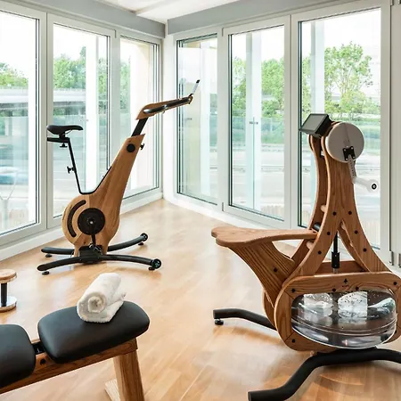 Express&suites - Rives De Vesle By Ihg Hotel