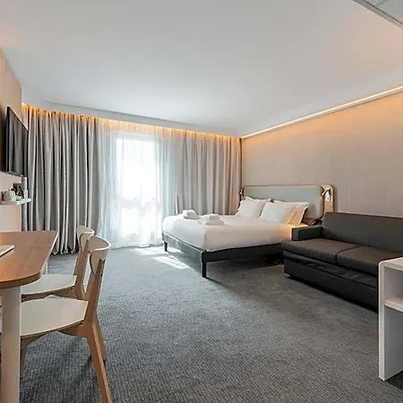 Hotel Express & - Rives De Vesle By Ihg Reims