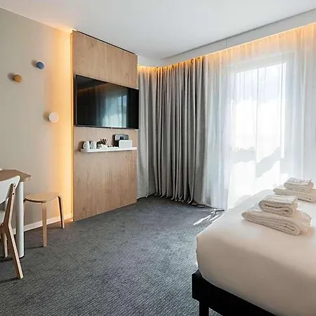 Hotel Express & - Rives De Vesle By Ihg 4*
