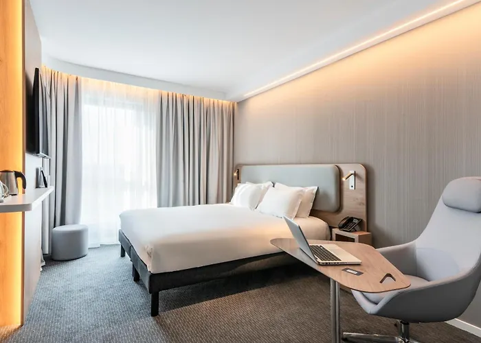 Hotel Express&suites - Rives De Vesle By Ihg