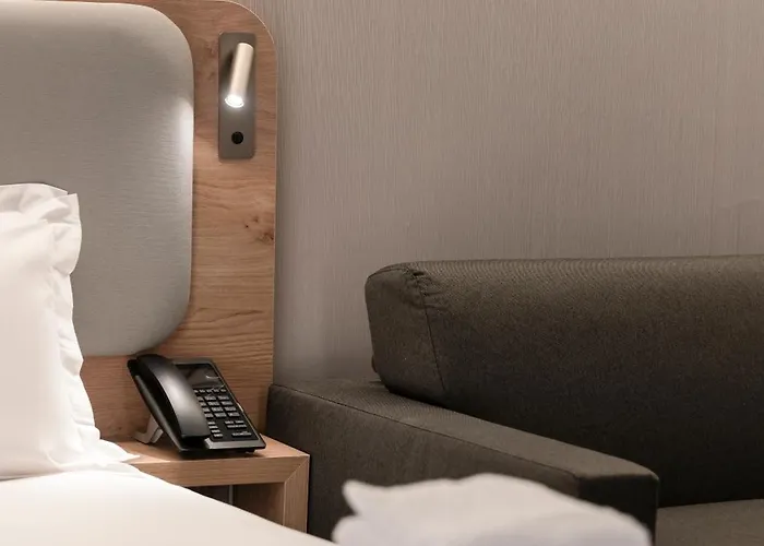 Hotel Express&suites - Rives De Vesle By Ihg