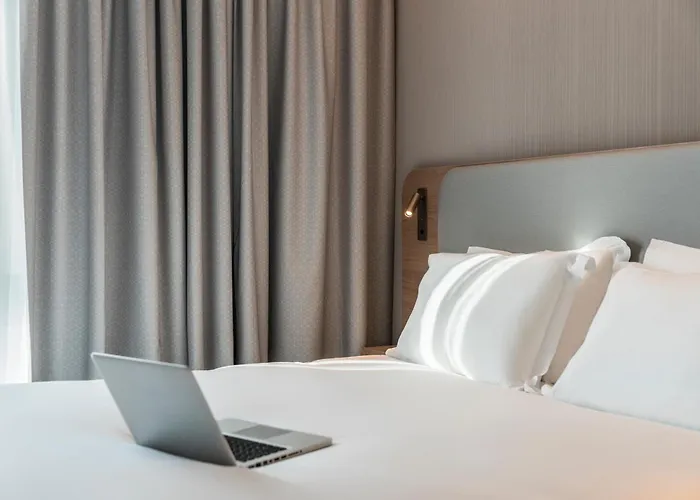 Hotel Express&suites - Rives De Vesle By Ihg 4*