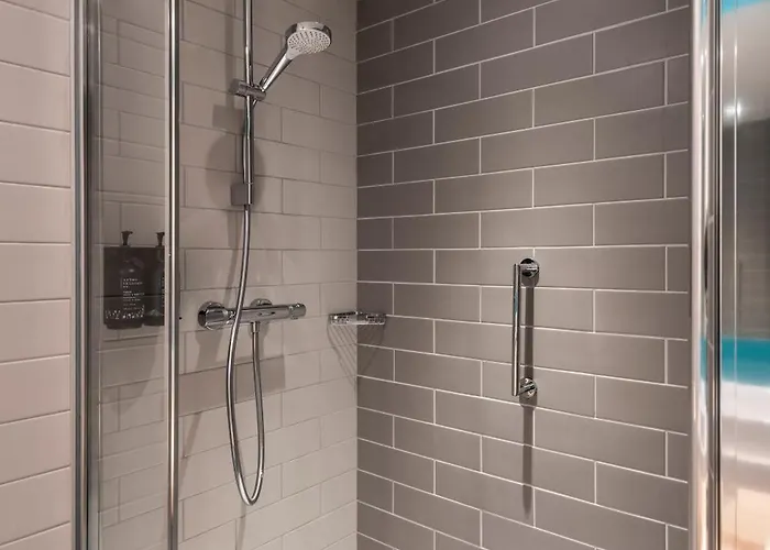 Express&suites - Rives De Vesle By Ihg Hotel