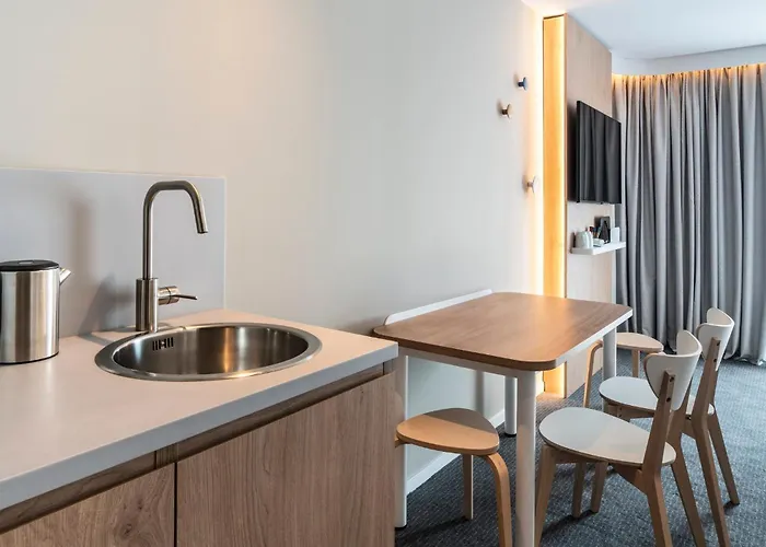 Express&suites - Rives De Vesle By Ihg Hotel