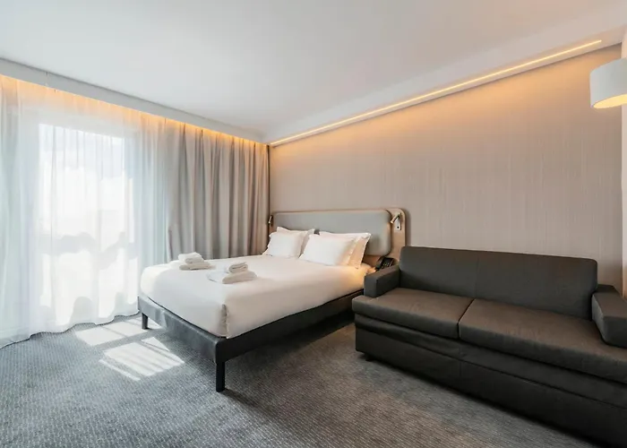 Hotel Express&suites - Rives De Vesle By Ihg 4*